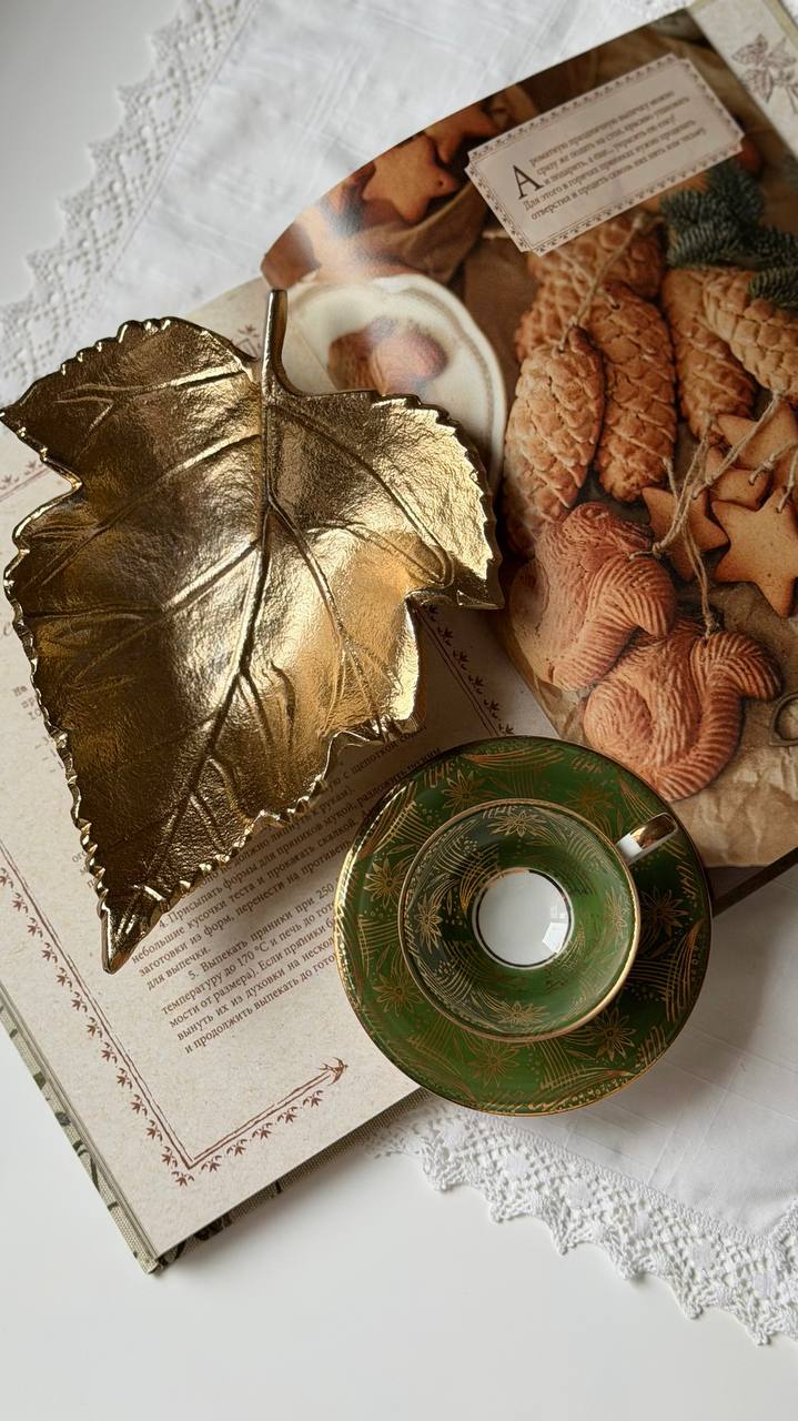 Винтажная книга, золотой лист и зелёная чашка