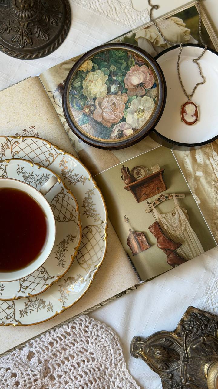 Чай в винтажной чашке с книгой и камеей